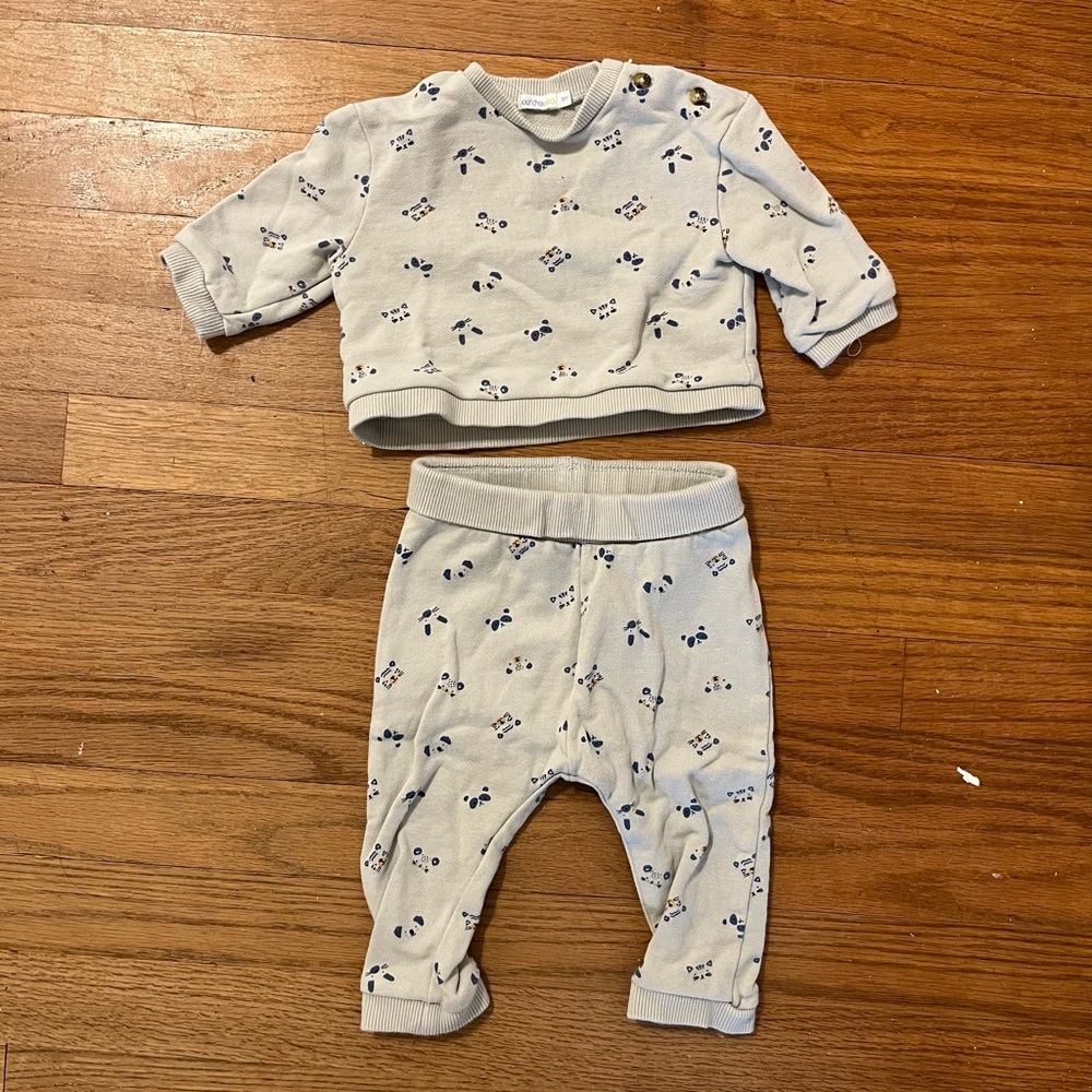 Monoprix Bout’chou BIO sweatshirt and sweatpants set. Size 3-6 months